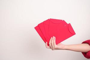 vrouw Holding Chinese rood envelop, geld geschenk voor gelukkig maan- nieuw jaar vakantie foto