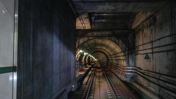 Londen, VK, 2020 - rails in metropolitaanse buis foto