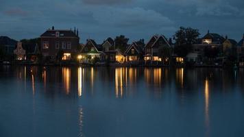 amsterdam, nederland, 2020 - reflectie van lichten op een rivieroever foto