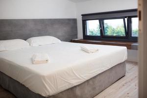 lege hotelkamer met king-size bed foto