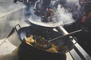 koken van voedsel in de wok foto