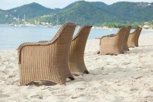 stoelen op het strand in thailand foto