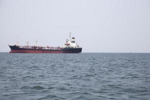 groot vrachtschip op zee foto