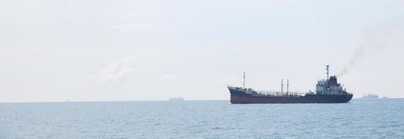 groot vrachtschip op zee foto