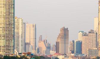 wolkenkrabbers en gebouwen in de stad van bangkok, thailand