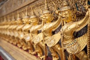 standbeelden op een tempel in Thailand foto