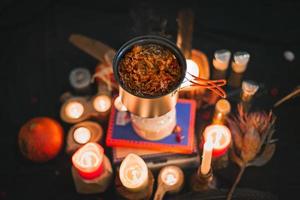 dichtbij omhoog camping pot met stoofpot en kaarsen concept foto