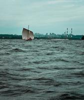 mensen drijvend Aan schip in de buurt kust landschap foto