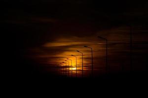 rij aftekenen straatverlichting tijdens zonsondergang foto