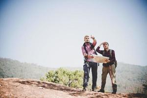 backpackers paar buiten wandelen foto