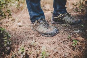 wandelaars laarzen in het bos foto