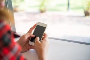 close-up van vrouw handen met mobiele telefoon met lege kopie ruimte scherm foto