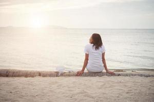 jonge mooie vrouw ontspannen op het strand foto