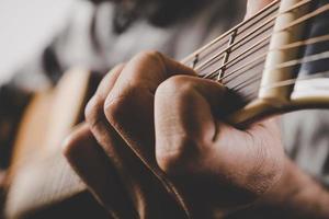 close-up van man hand gitaar spelen foto