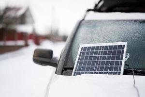 portable zonne- paneel Aan suv auto Bij winter dichtbij omhoog visie. foto