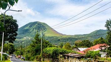 de mooi lokon berg in tomohon stad foto