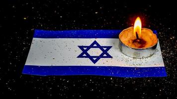 Israëlisch vlag en kaarsen brandend bovenstaand het, holocaust geheugen dag foto