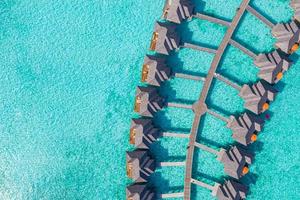 Maldiven paradijs eiland. tropisch antenne landschap, zeegezicht met pier, water bungalows villa's met verbazingwekkend zee lagune strand. exotisch toerisme bestemming, zomer vakantie achtergrond. antenne reizen foto