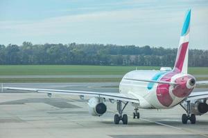 Wenen, Oostenrijk, 04.10.19 - eurowings luchtbus a319-132 taxi in landingsbaan. Europese luchtvaartmaatschappij, reclame reizen foto