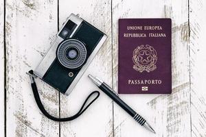 paspoort wijnoogst camera en potlood Aan hout foto
