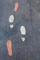 symbool van voet wandelen rijbaan Aan weg bijhouden in de park foto