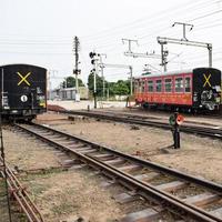 visie van speelgoed- trein spoorweg sporen van de midden- gedurende dag in de buurt kalka spoorweg station in Indië, speelgoed- trein bijhouden visie, Indisch spoorweg knooppunt, zwaar industrie foto
