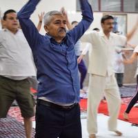 Delhi, Indië, juni 19 2022 -groep yoga aerobics sessie voor mensen van verschillend leeftijd groepen in balaj tempel, levend vihar, Internationale yoga dag, groot groep van volwassenen Bijwonen aerobics klasse in tempel foto