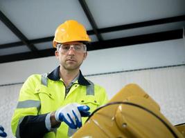 mannetje persoon ingenieur arbeid personeel leidinggevende fabriek uniform slijtage bril geel harde hoed helm veiligheid handschoen werk baan bezetting carrière technisch bedrijf professioneel onderhoud technologie uitrusting foto