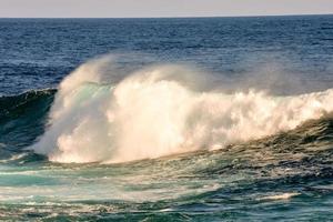 reusachtig zee golven foto