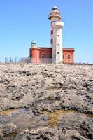 vuurtoren door de zee foto