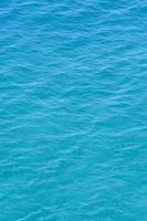 kalme blauwe zee foto