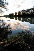 zonsondergang over de rivier foto