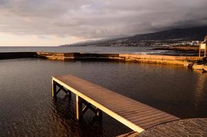houten pier bij zonsondergang foto