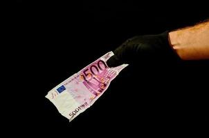 hand- Holding 500 euro bankbiljet foto