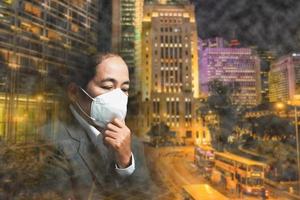 vrouw vervelend n95 p.m 2.5 ademhalings bescherming masker tegen lucht verontreiniging en stof deeltjes overtreffen veiligheid grenzen. gezondheidszorg, milieu, ecologie concept. allergie, hoofdpijn. lucht Gevaar in stad. foto