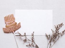 gelukkig verjaardag label en blanco ansichtkaart met bloem foto