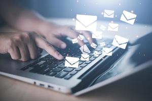 zakenvrouw gebruik makend van laptop met communicatie pictogrammen, brief icoon, e-mail pictogrammen, en nieuwsbrief e-mail en beschermen uw persoonlijk informatie of spam mail, klant onderhoud telefoontje centrum contact. foto