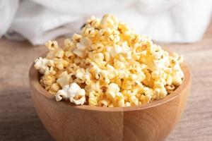 popcorn in een houten beker. snacks. foto