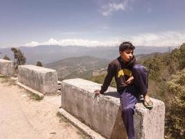 kausani, Indië - maart 2019. een jong jongen in een himalayan dorp foto