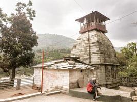 thal, uttarakhand - april 2019. een oude tempel in een himalayan dorp foto