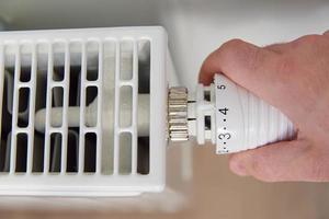 hand- beurt warmte radiator knop thermostaat foto