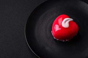 mooi smakelijk taart rood kleur kwarktaart in de vorm van een hart foto