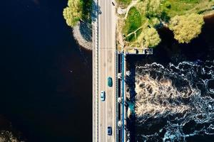 auto in beweging Aan brug in Europa klein dorp, antenne visie foto