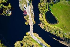 auto in beweging Aan brug in Europa klein dorp, antenne visie foto