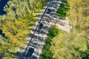 auto in beweging Aan de weg in Europa klein dorp, antenne visie foto