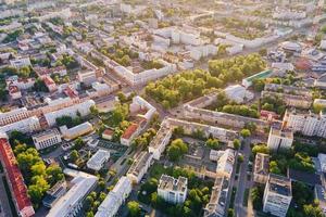 antenne visie van stad woon- wijk Bij zonsondergang foto