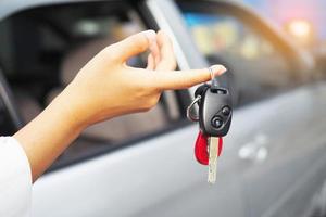 de auto sleutels zijn in hand. middel verkoop auto concept foto