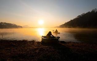 Dames Aan kajak rijen in de reservoir gedurende de zonsopkomst, harak Woud park huai naam Mens reservoir loei Thailand 21 jan 2023 foto