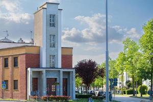 tresigallo, italië-mei 2, 2021-wandeling tussen de historisch gebouwen in tresigallo gedurende een bewolkt dag foto