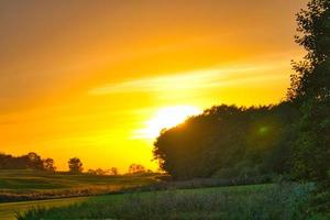 zonsondergang Aan een weide Bij de rand van de Woud in brandenburg. landschap schot foto